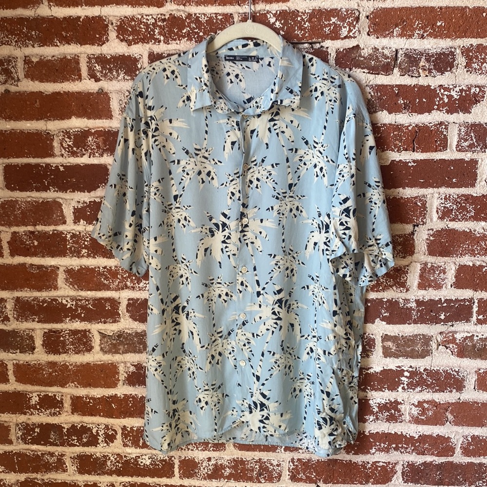 Bershka Hawaiian men’s light blue casual button down